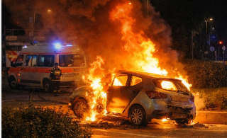 Auto contro la rotonda e poi le fiamme: paura nella notte a San Benedetto